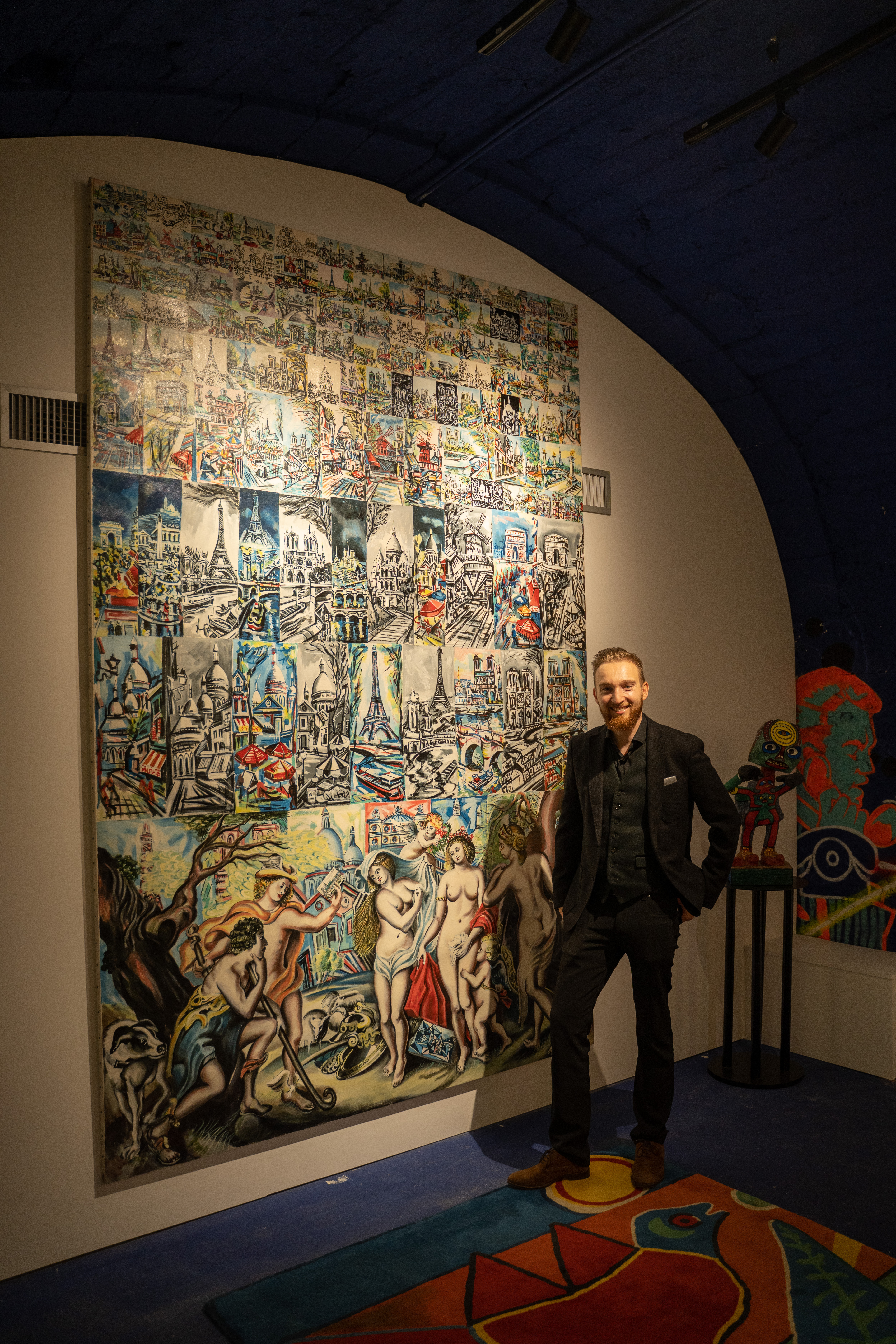 David Chabannes, galeriste à Clermont-Ferrand, dans la cave voûtée de la galerie, devant une œuvre monumentale d’Erró.